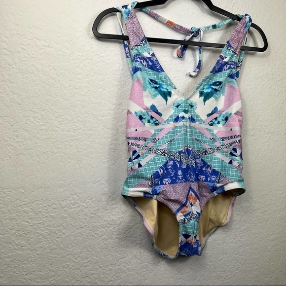 Paper Sails Swim V Neckline Open Back One Piece Swimsuit - Picture 4 of 9